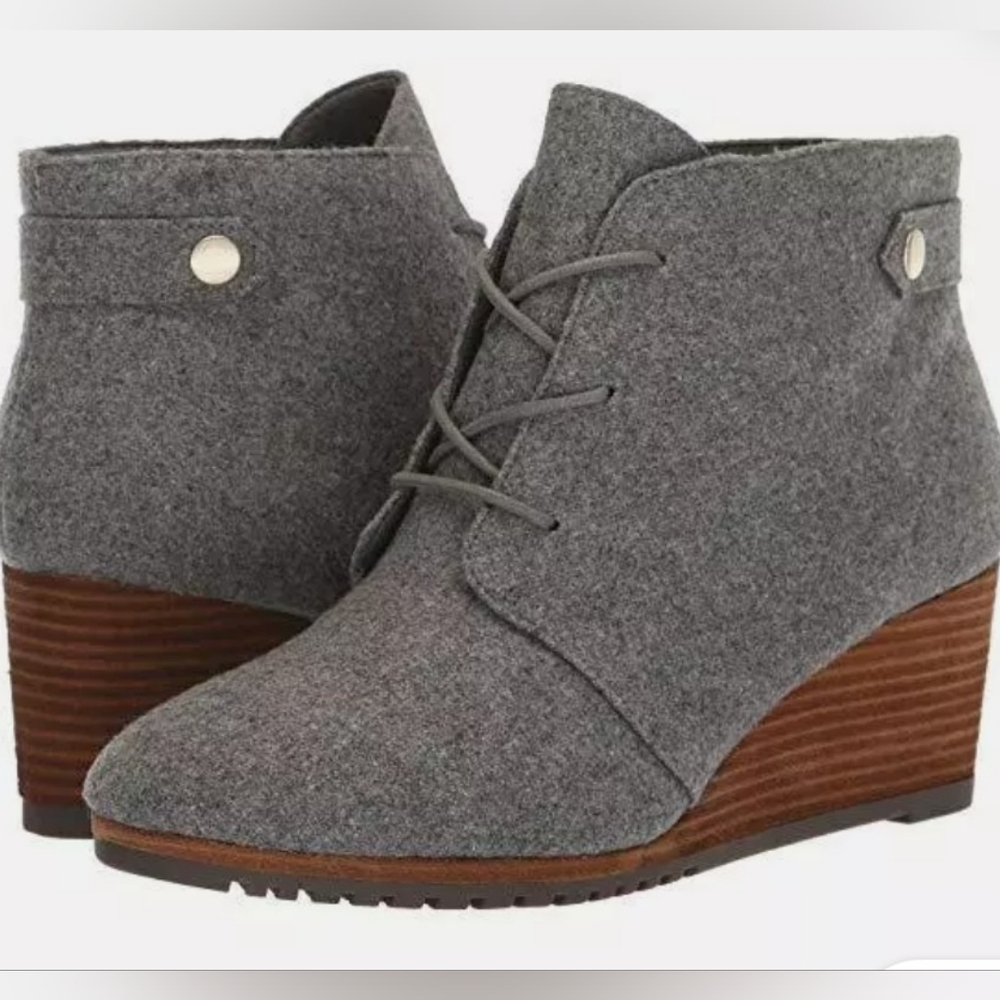 NWT Dr.Scholl's gray lace up wedge. Style: Conquer, size 9.5w Free shipping!